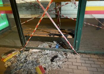 Podpalono bezdomnego na przystanku . 33 latek usłyszał zarzuty.
