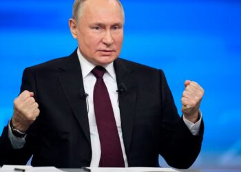 Putin wzmocni siły zbrojne na zachodzie , zagroził także użycie broni atomowej w razie wysłania zachodnich wojsk na Ukrainę i zaprzeczył ataku na Europę .