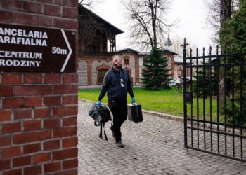 Tajemnicza śmierć młodego mężczyzny w mieszkaniu księdza w Sosnowcu. Kuria zabrała głos