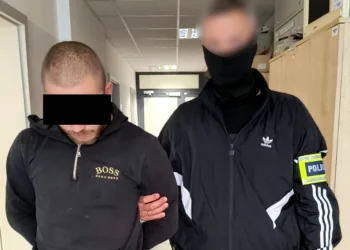 Brutalny atak maczetą na ulicy. Ofiara z ranami głowy i szyi.
