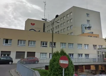 Tragedia w szpitalu: dwoje pacjentów wypadło z okna, prokuratura bada sprawę.