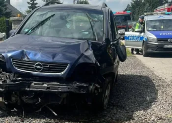 15-latek dachował w rowie. On i 10-letni pasażer ciężko ranni.