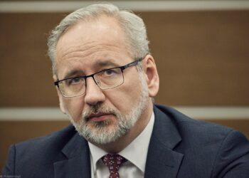 Adam Niedzielski pobity. Tusk reaguje.