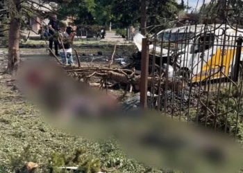 Emeryci stali w kolejce po emeryturę. Zostali zbombardowani.
