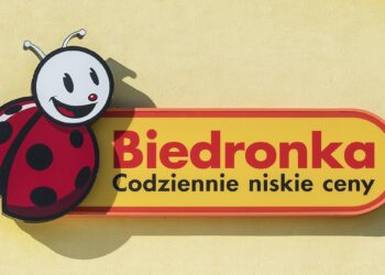 UOKIK nałożył wielką karę finansową na Biedronkę za wprowadzanie klientów w błąd.